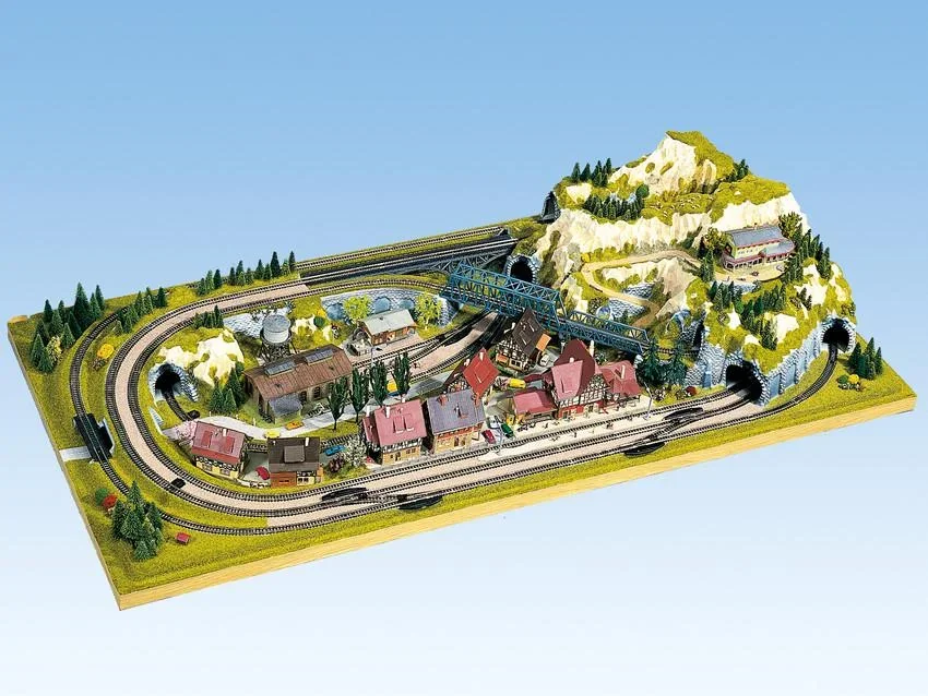 Fertiggelände Staufen - 140 x 69 cm, ca. 27 cm hoch, Spur N, koloriert und begrast, auf Holzrahmen - 0