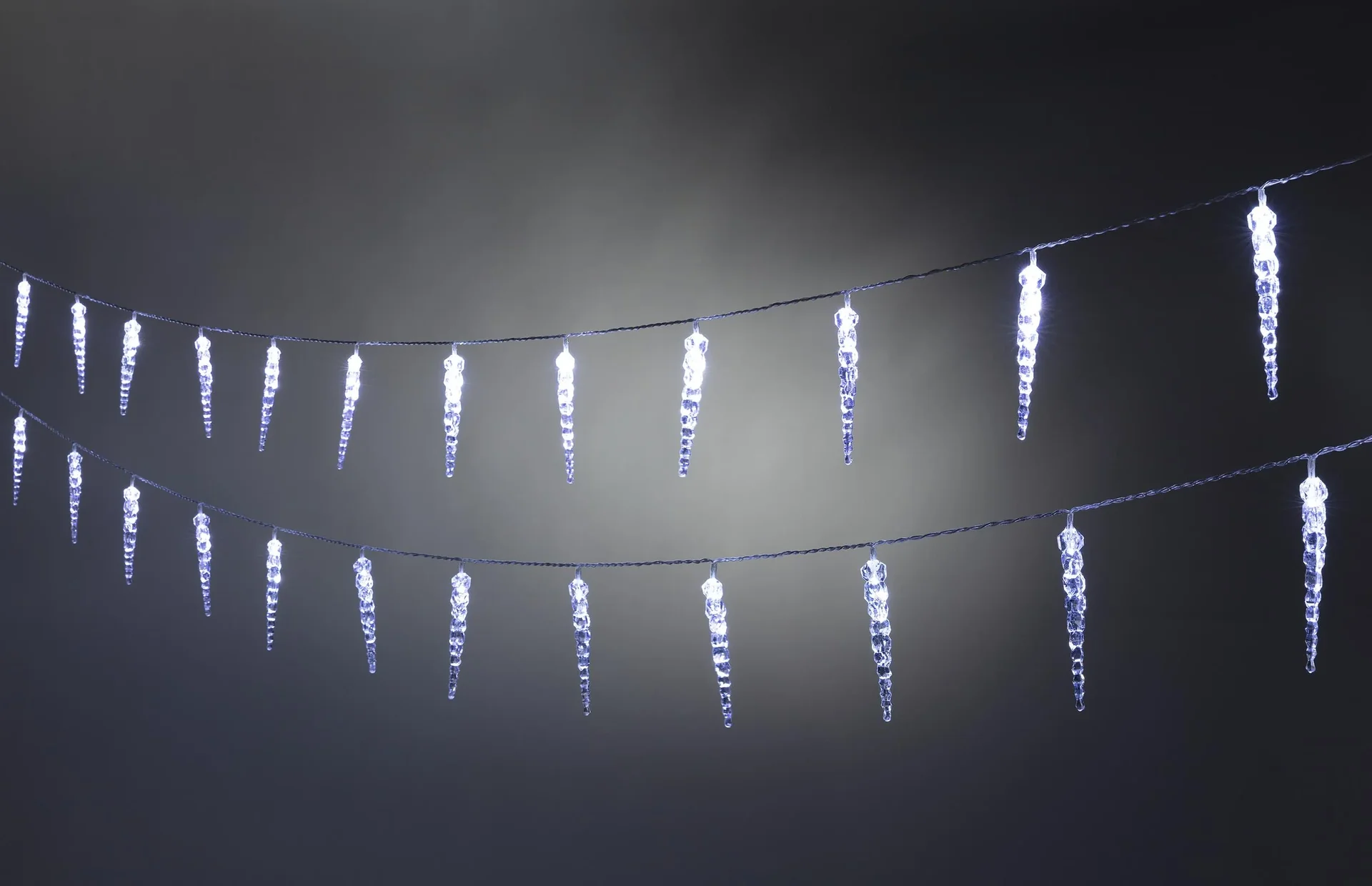LED Lichterkette mit 40 Eiszapfen - 0