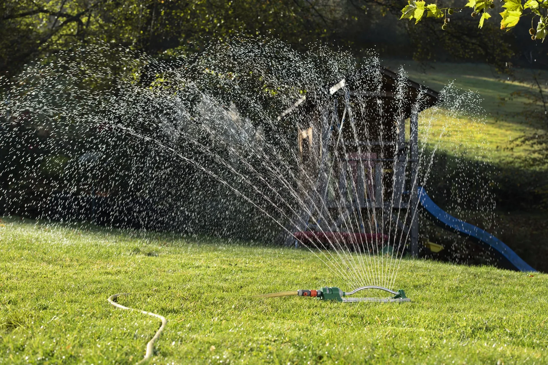 Rasensprenger mit abklappbarem Ständer - 1