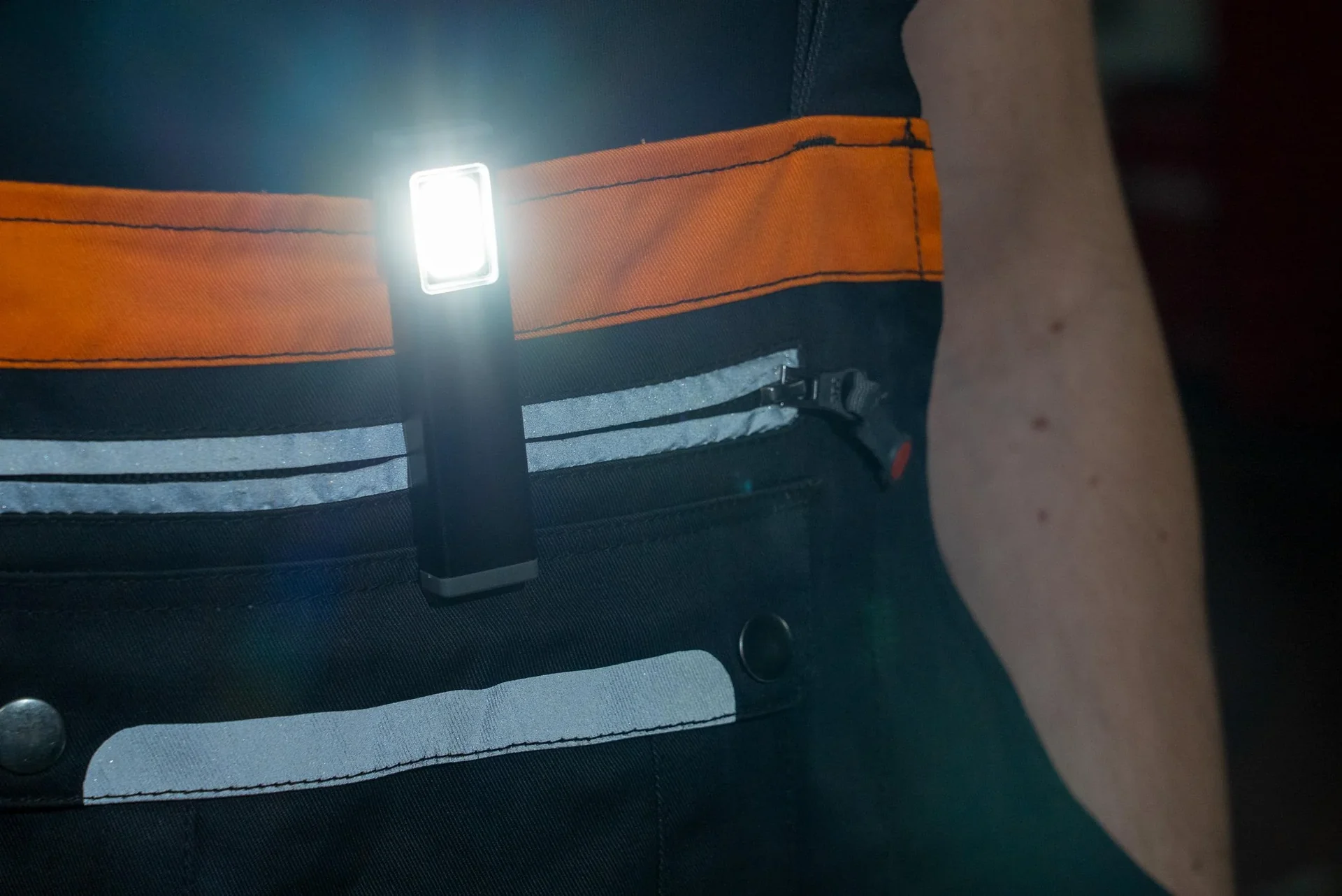 Profi Mini Werkstattleuchte mit 4,5 Watt COB-LED, wiederaufladbar - 1