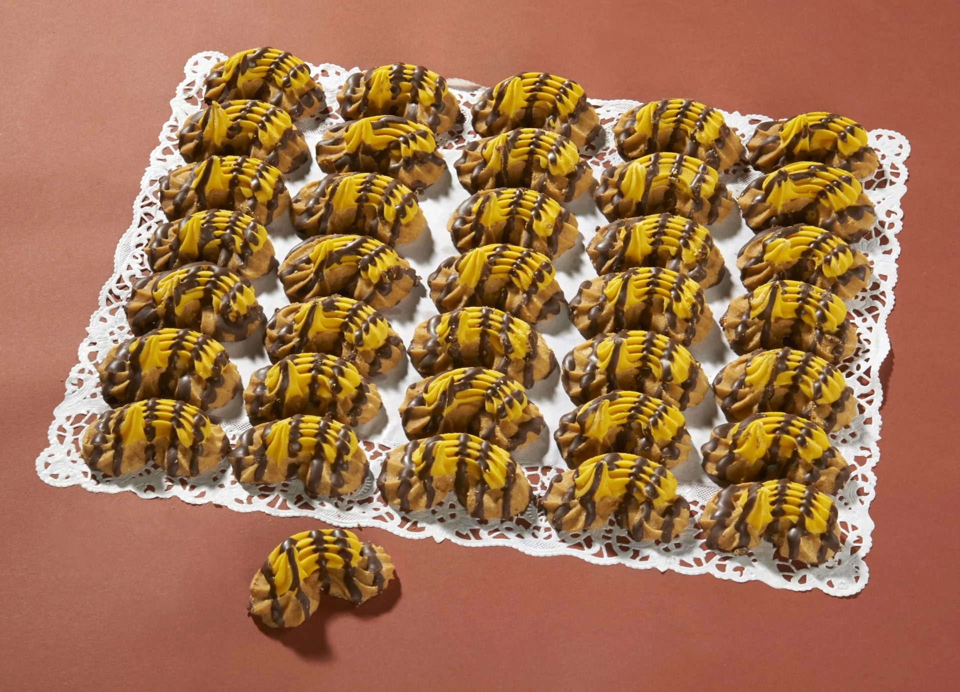 Sandiges Spritzgebäck „Leoparden-Tatzen“, in Hufeisen-Form, 3 x 200 g - 2