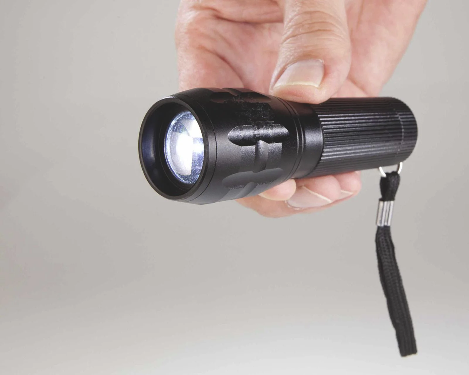 Fokussierbare Taschenlampe aus Aluminium - mit 5 Watt CREE LED - 4