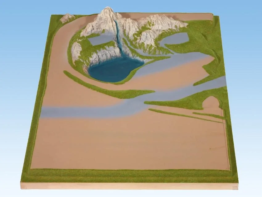 Anbauteil links - 69 x 100 cm, ca. 16 cm hoch, Spur N, Z, koloriert und begrast, auf Holzrahmen - 2