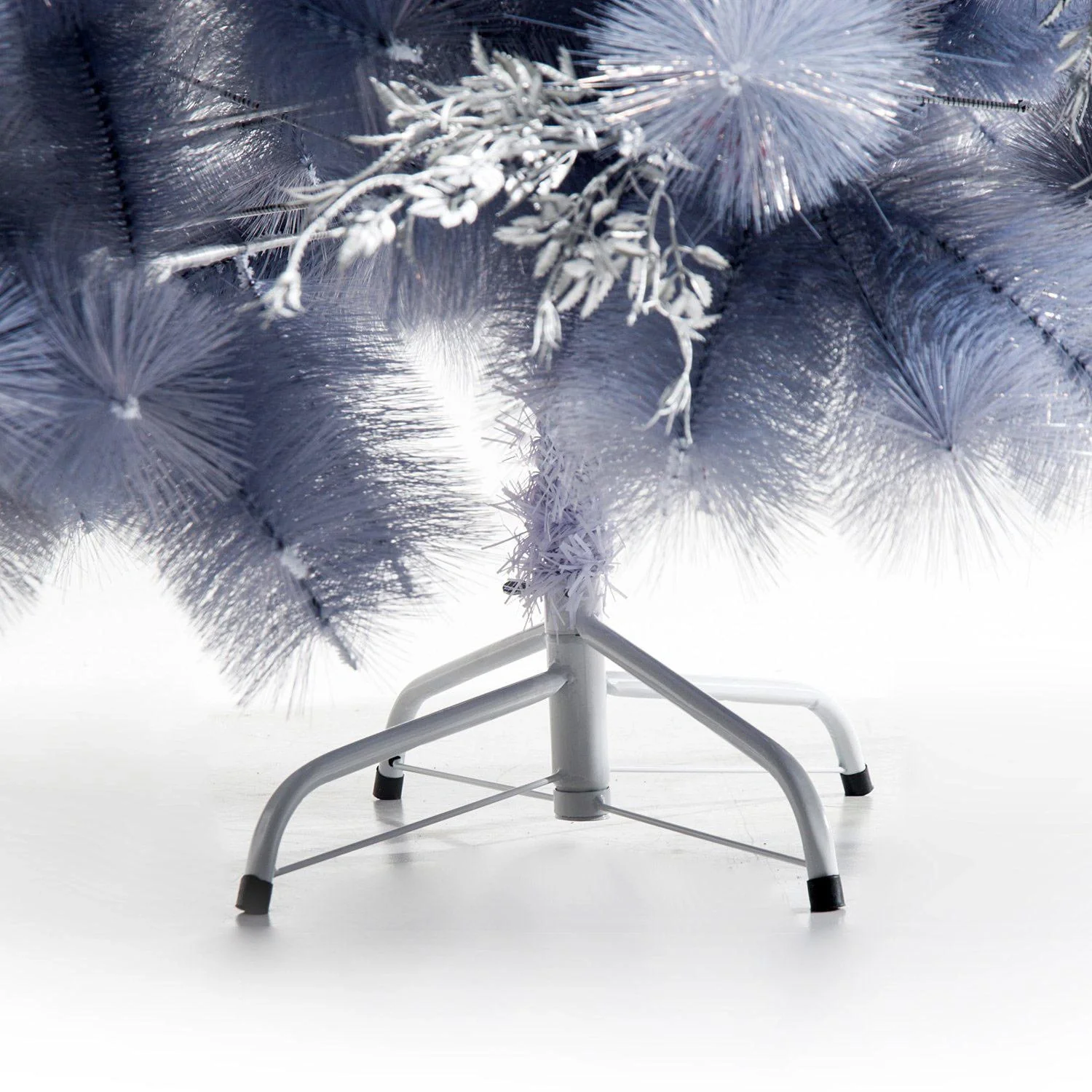 Künstlicher Weihnachtsbaum mit silber Zweigen und roten Beeren - 1