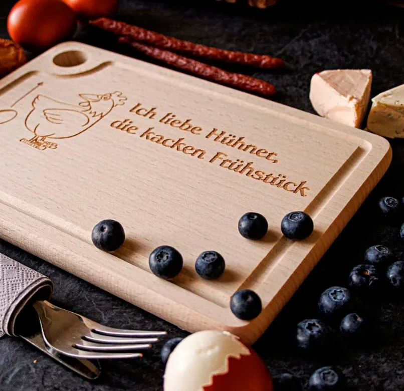Schneidebrett mit Eierloch "Ich liebe Hühner" - 2
