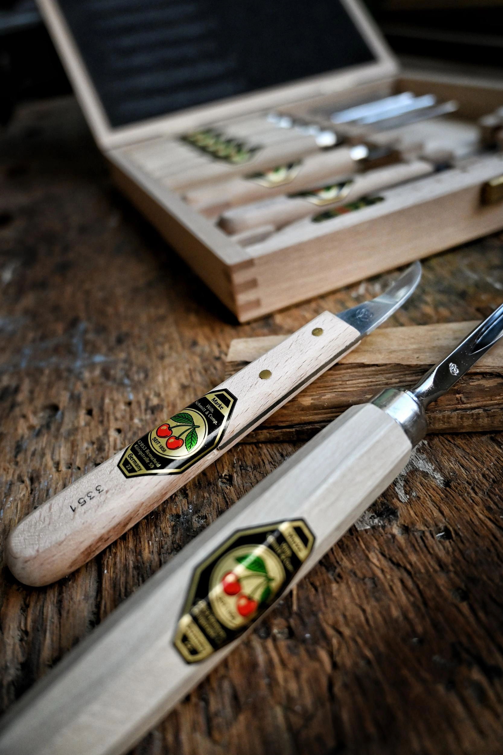 Schnitzgarnitur im Holzkasten 11 tlg. - 6