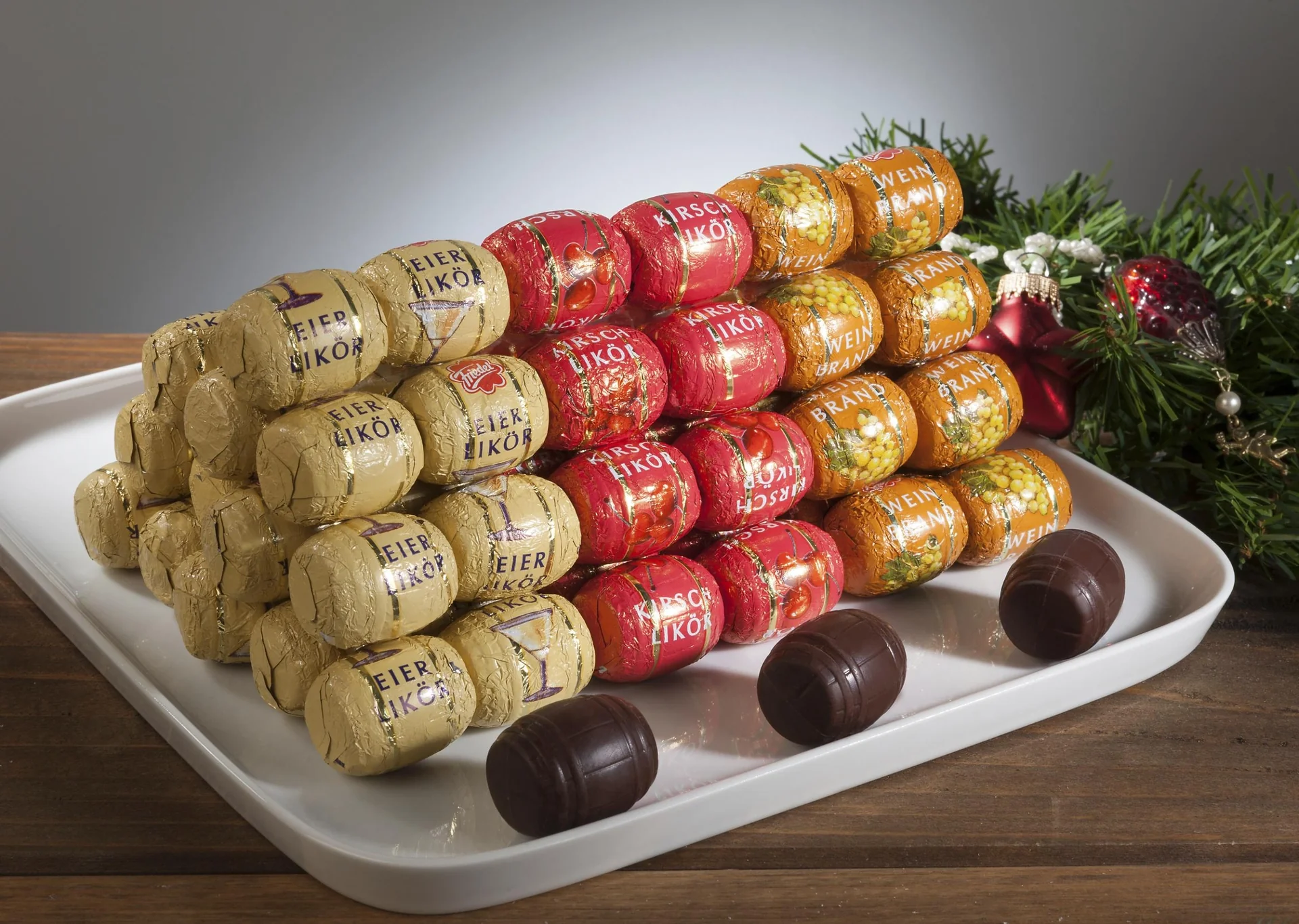 Alkohol-Fässer aus Zartbitterschokolade gefüllt mit Edelkirschlikör, Eierlikör und Weinbrand, 40 Stück, 500 g - 2