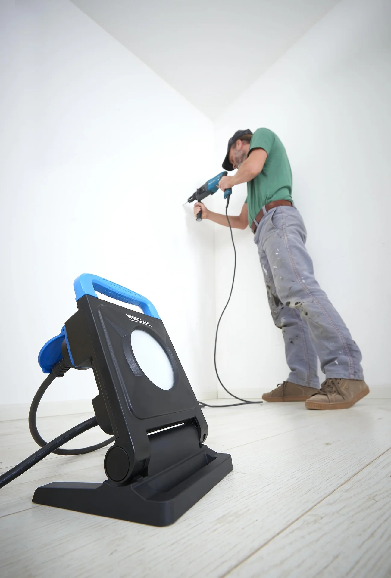 24 W LED Arbeitsleuchte mit 2 Steckdosen - 7