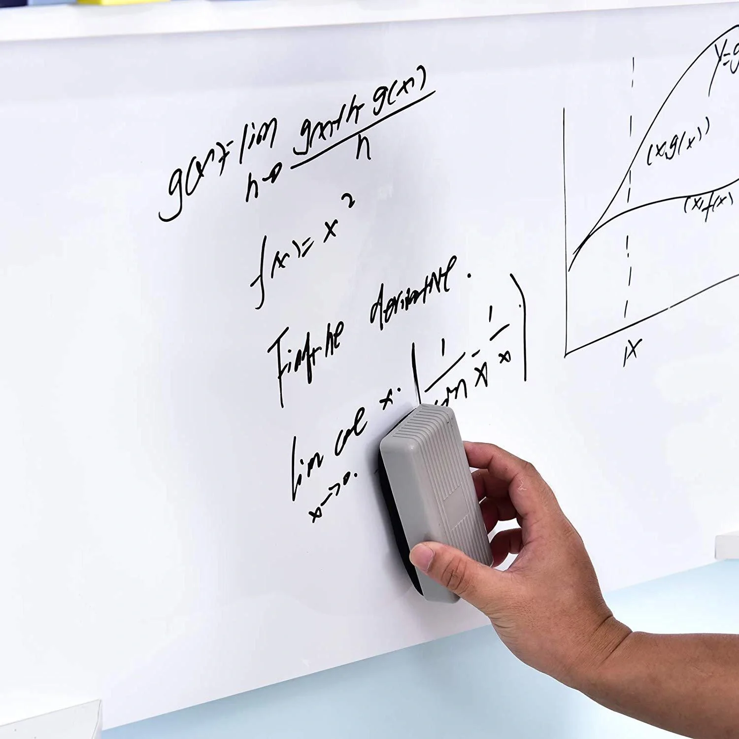Schreibtisch mit Whiteboard - 1