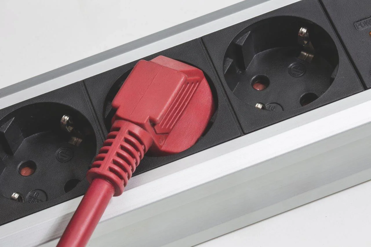 6-fach Aluminium-Steckdosenleiste mit Überspannungsschutz und Schalter - 3