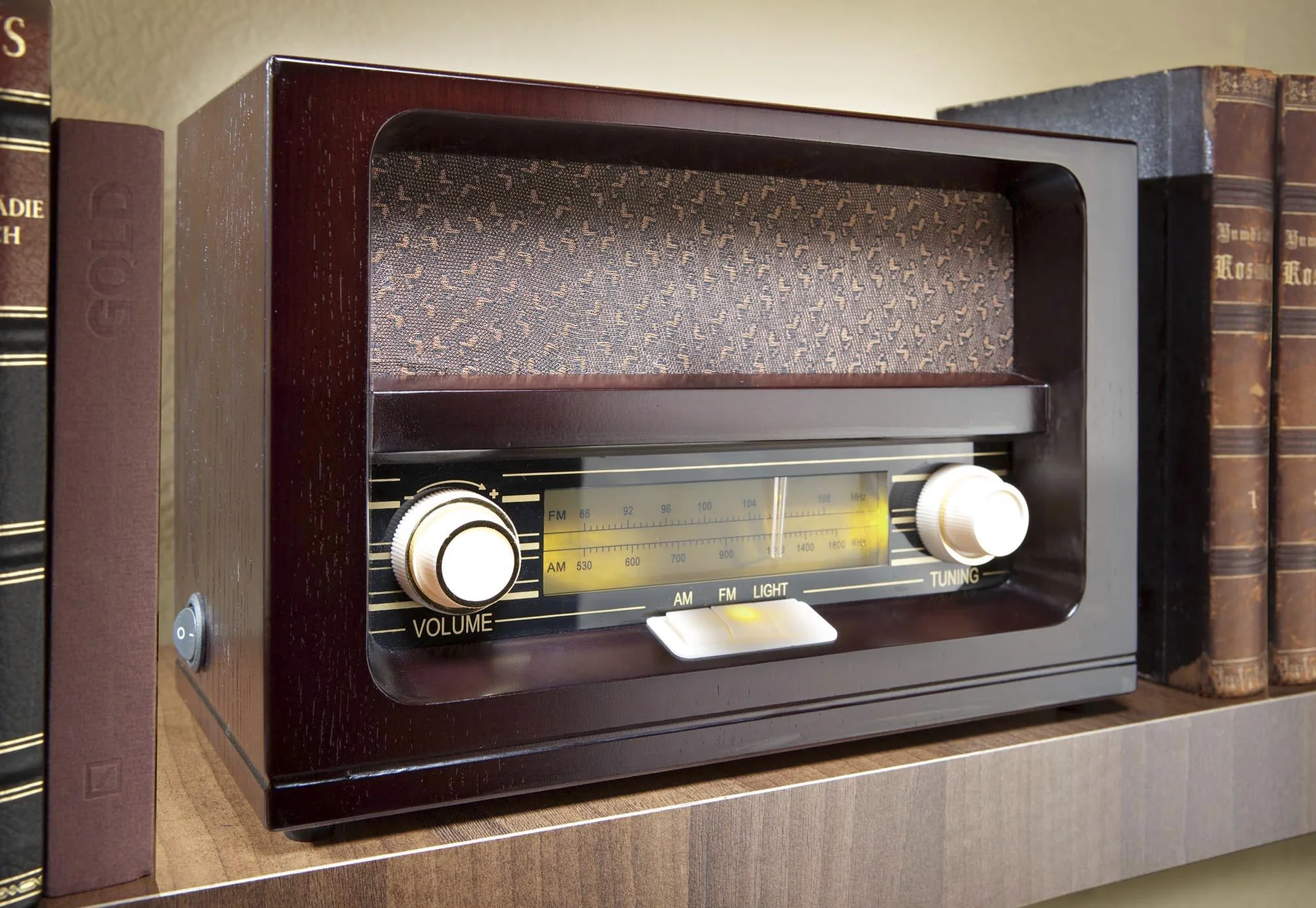 Nostalgieradio mit Echtholzgehäuse und bernsteinfarbenen Tasten - 5