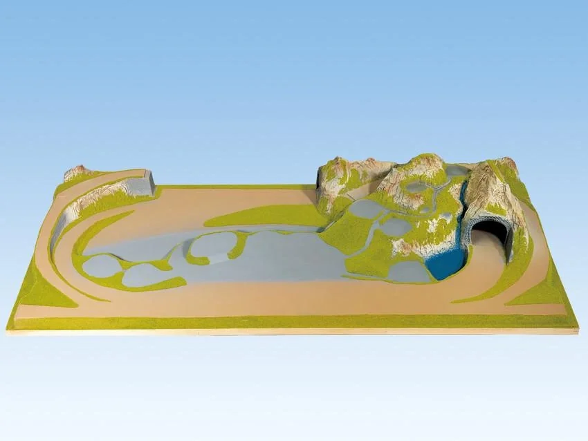 Fertiggelände Mittenwald - 200 x 120 cm, ca. 41 cm hoch, Spur H0,TT, koloriert und begrast, auf Holzrahmen - 6