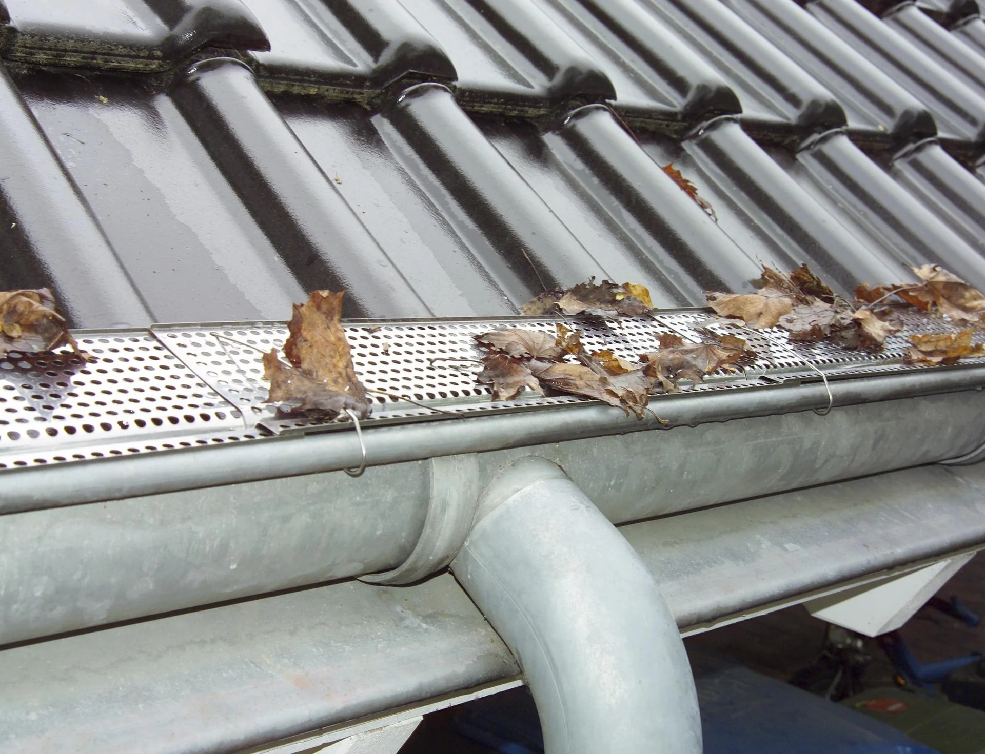 Edelstahl Dachrinnenschutz 6 Platten je 50 cm Länge/ 15 cm Tiefe - 6