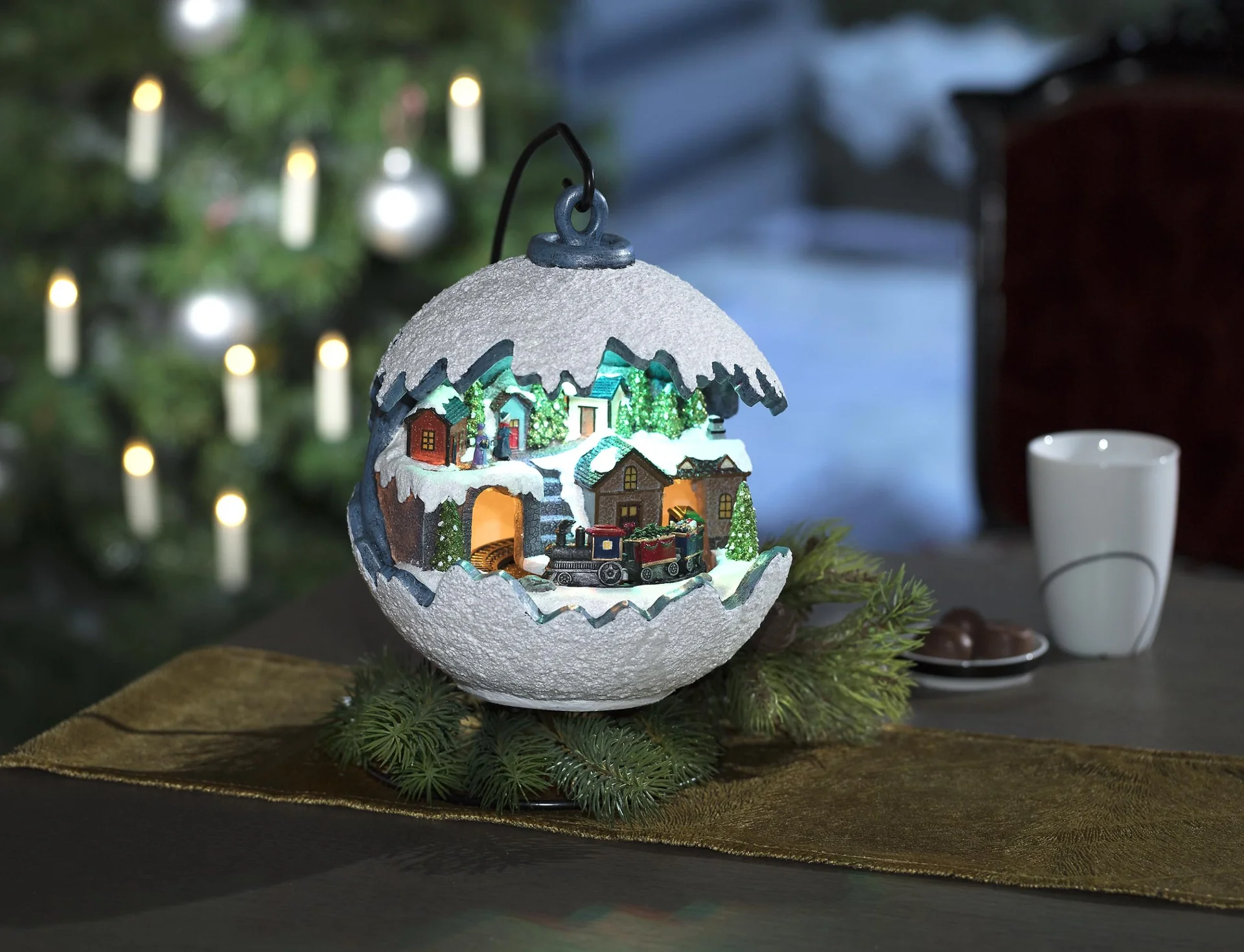 Weihnachtskugel mit fahrendem Zug, LED Licht und Musik - 9