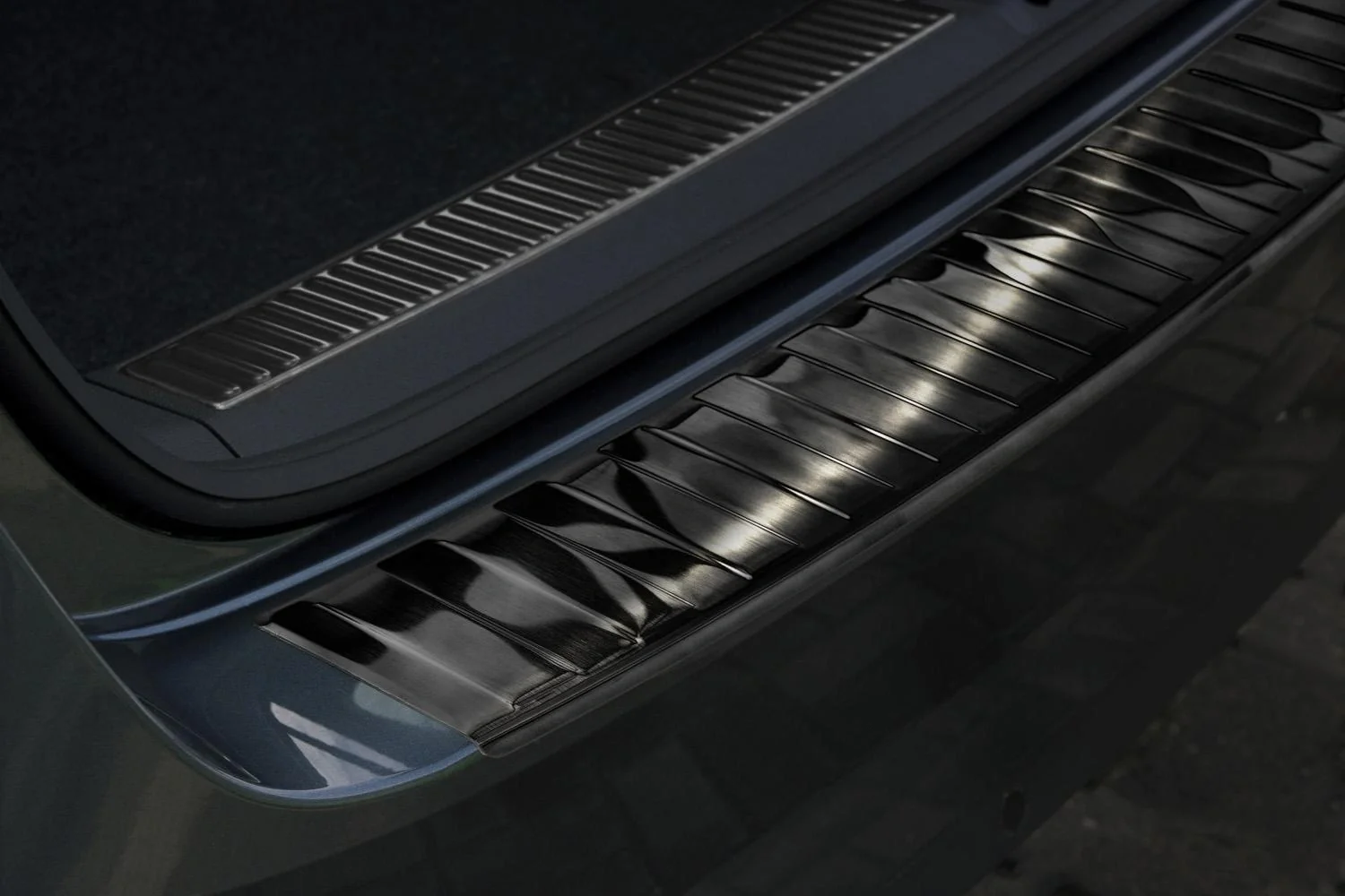 Ladekantenschutz Edelstahl für Skoda Superb III Kombi - graphite / black, Baujahr 2015-2019, FL 2019> - 2