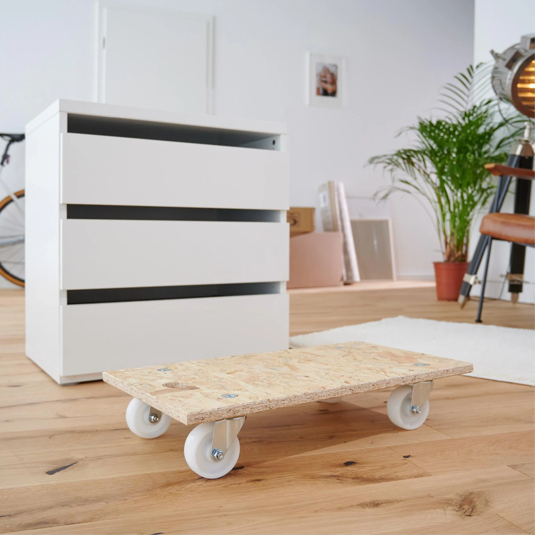 Transporthilfe MM 1141, 57,5 x 30 x 11 cm, harte Rollen Ø 75 mm, Rollenlager, OSB Platte, CO2-neutral, Tragkraft 250 kg - 7