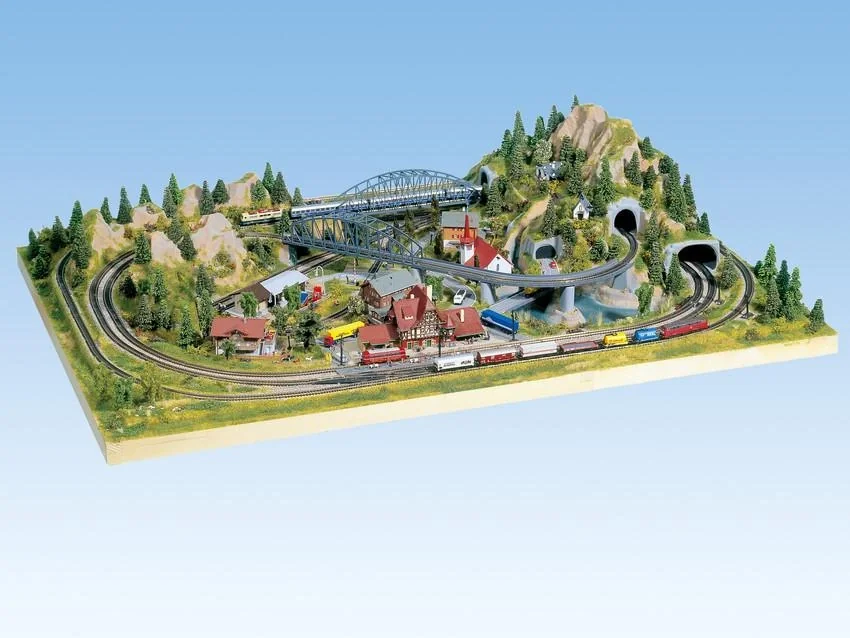 Fertiggelände Cortina - 100 x 69 cm, ca. 21 cm hoch, Spur Z, koloriert und begrast, auf Holzrahmen - 2