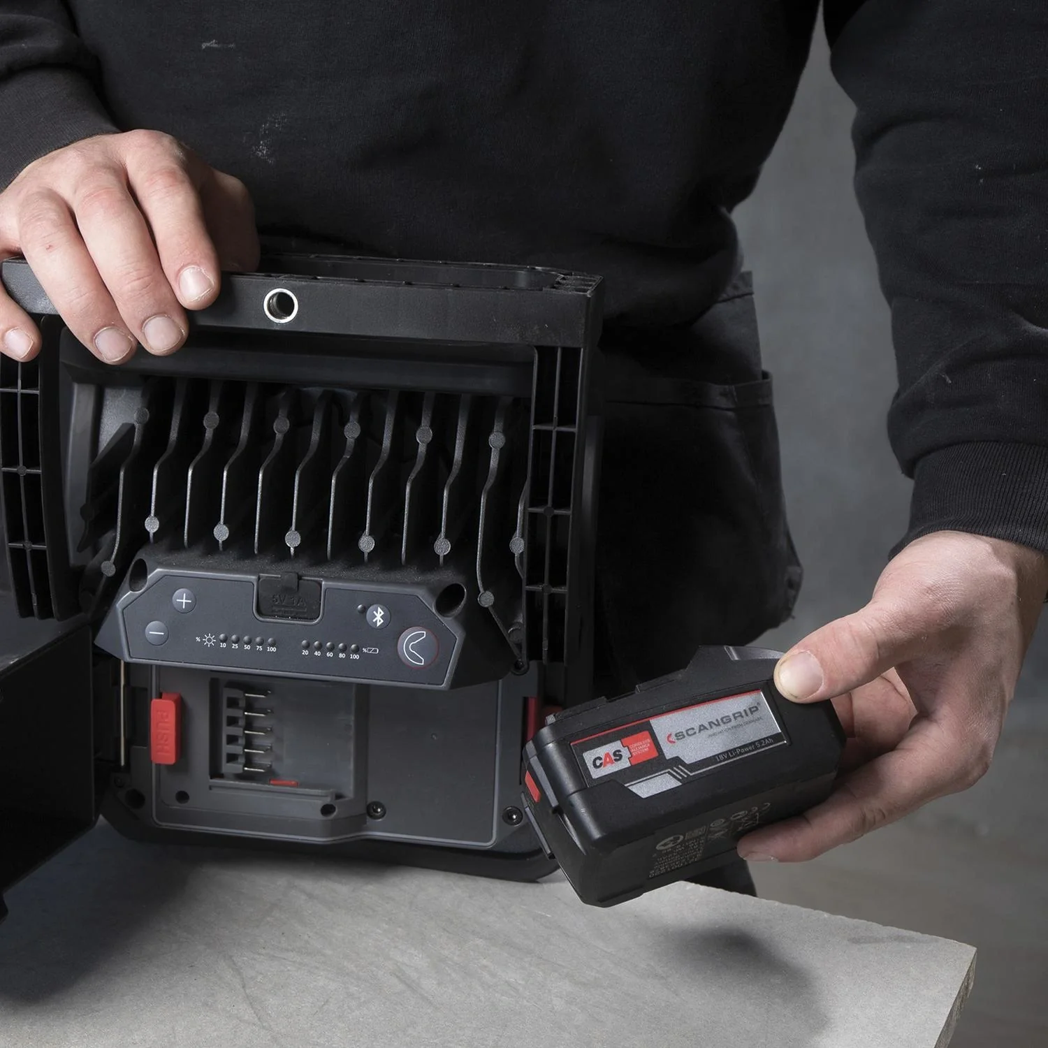 Handflutlichtstrahler NOVA 10 CAS + 18V 5,2Ah Akku + SC30 Ladegerät + abnehmbarem Diffuser L - 12