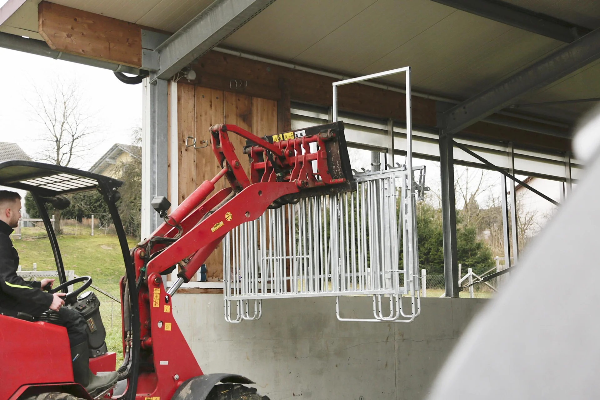 Fanggitter mit 5 Fressplätzen für modulare Zaunaufstallung - 11
