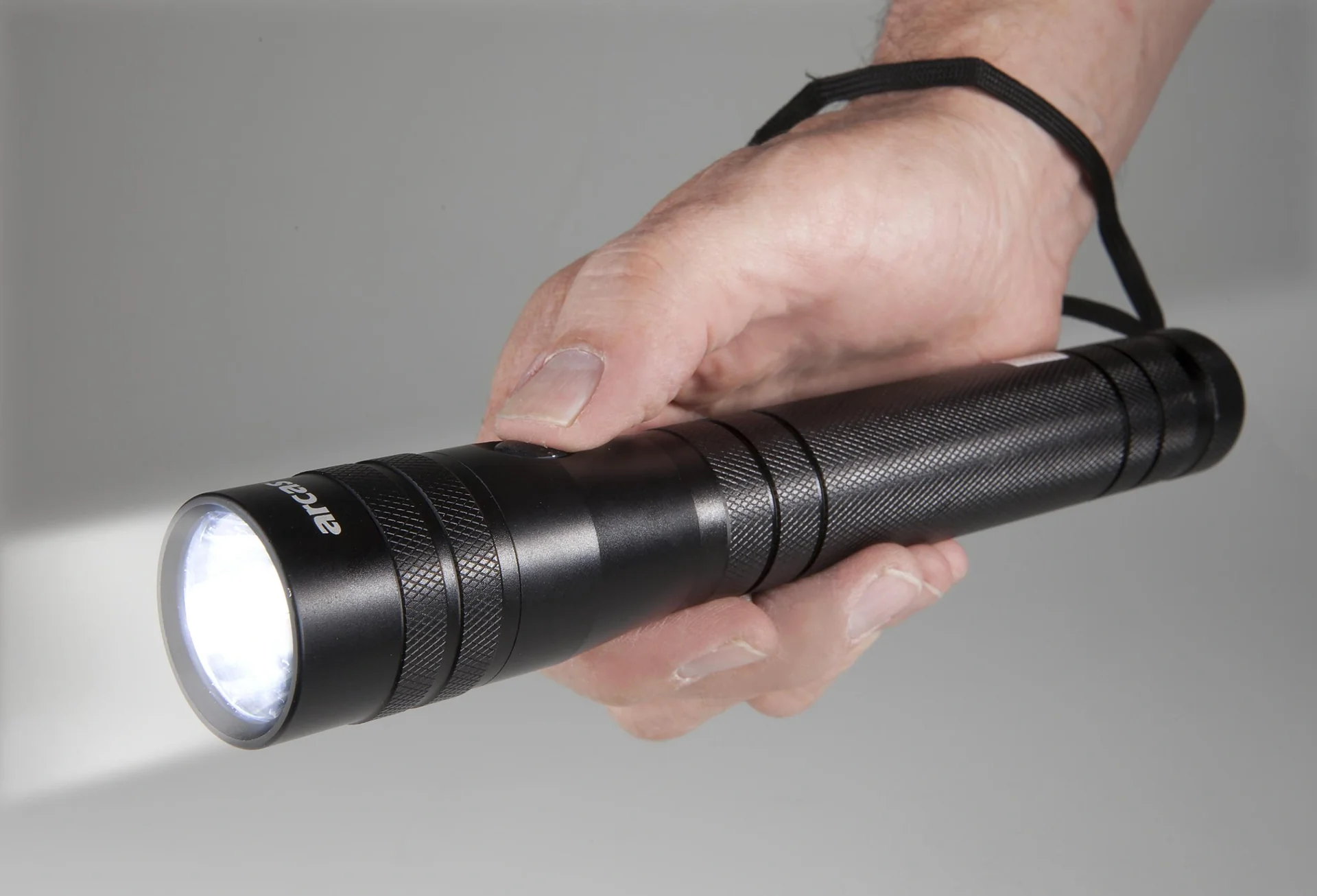 LED Taschenlampe - 10 Watt, 700 lm, stoßfest und wasserabweisend, silber-anthrazit - 11