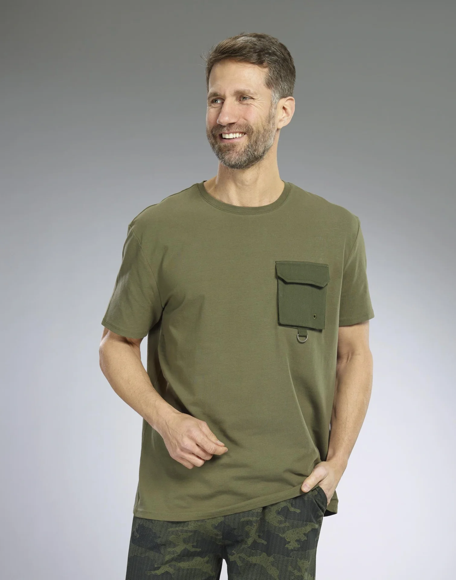 Bermuda Shorts, Farbe camouflage/grün/schwarz, Gr.M - 10