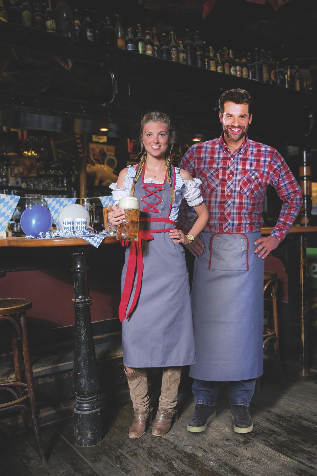 Schürzen im 2er Set, je eine für SIE & IHN, grau/rot, Einheitsgröße - 2