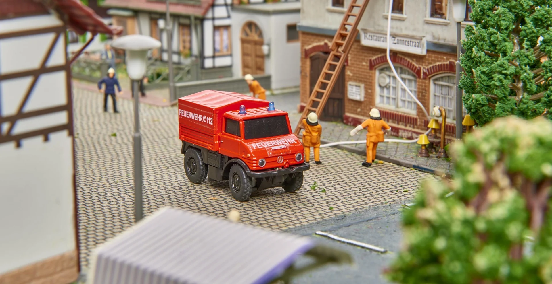 Fahrzeug MB Unimog U406 Feuerwehr 2.4 G 100 % 1:87 - 4