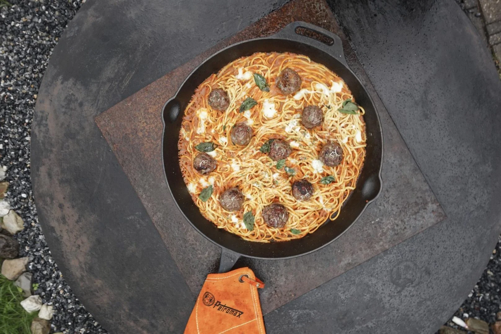 Feuerpfanne mit Stiel und gegenüberliegendem Henkel (ohne Füße) - 1