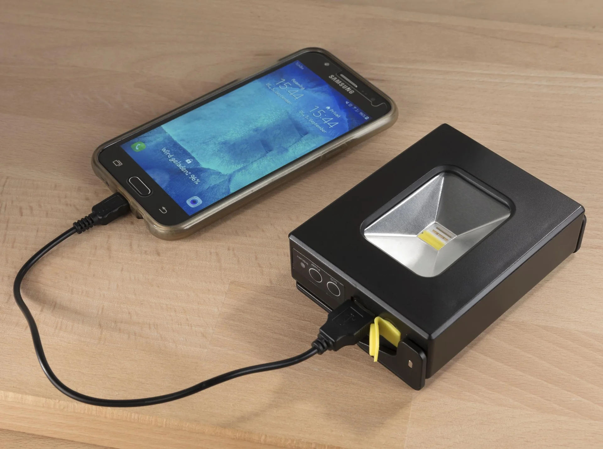 LED Akku Fluter mit Powerbank - 8
