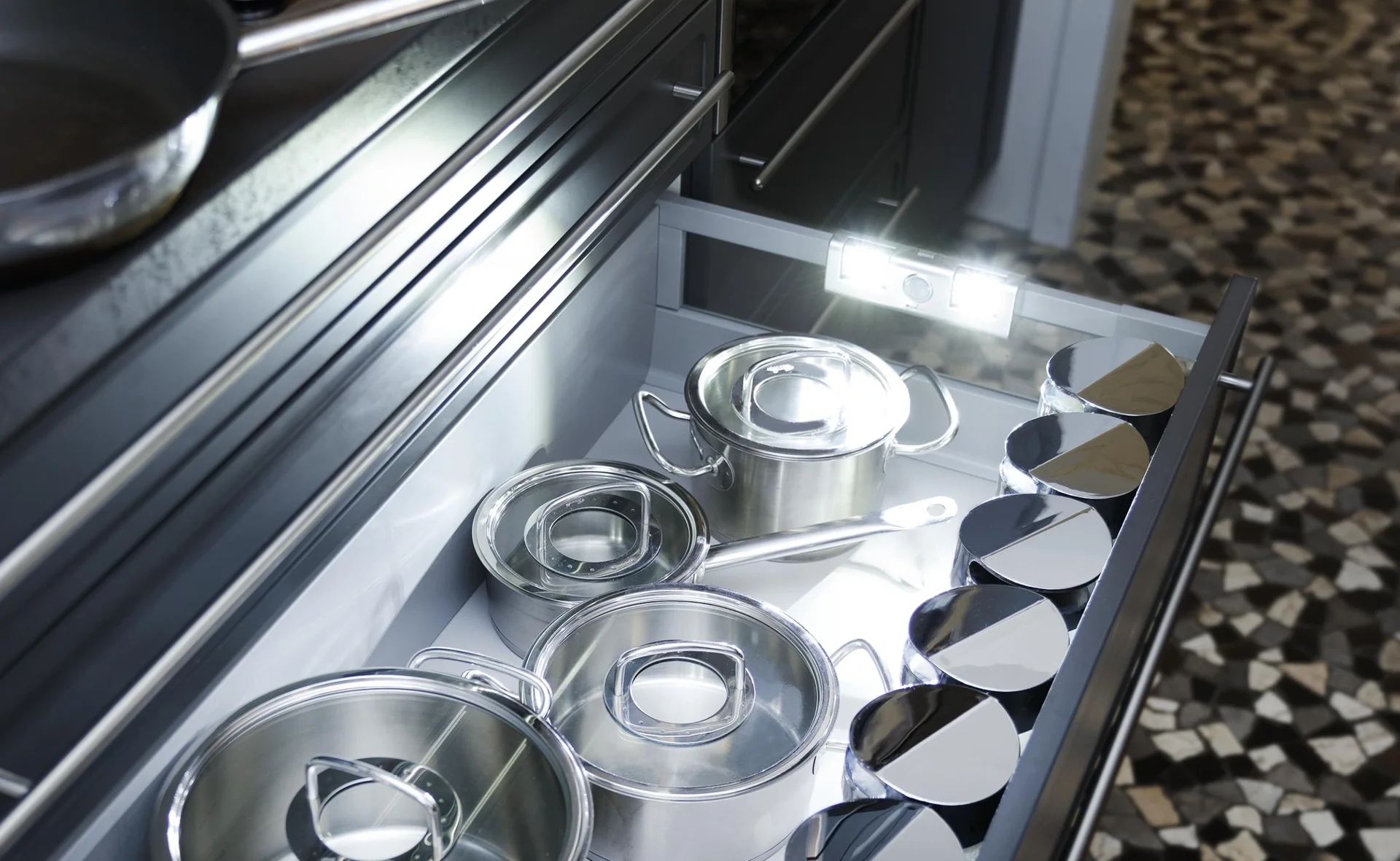 LED Batterieleuchte mit 2x4 LEDs (schwenkbar) und Bewegungssensor - 5