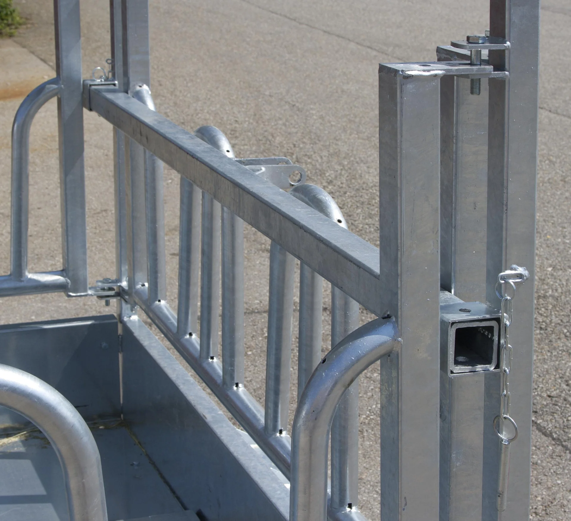 Viereckraufe mit Palisadenfressgitter, für Rinder und Pferde - 9