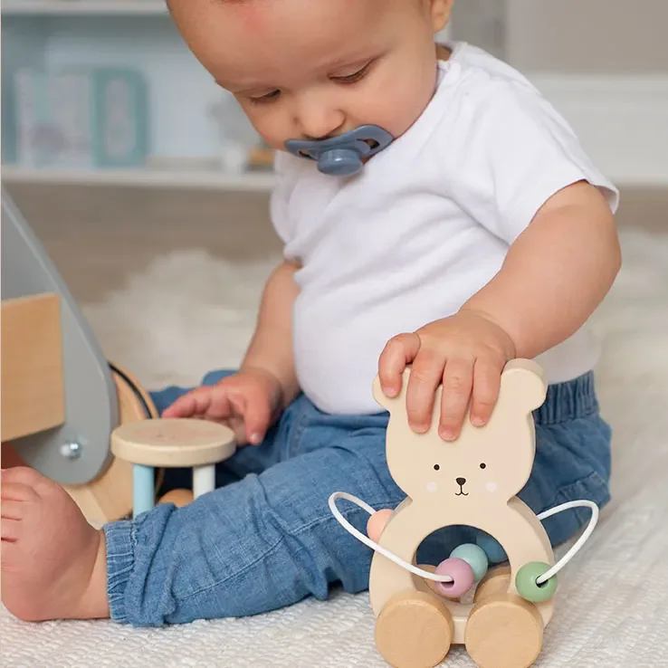 Jabadabado-Kinderspielzeug--Schiebetier--Schiebespielzeug-Teddy-mit-Motorikschleife-99925144_1.jpg
