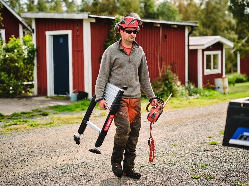 72230-581 - Prime Line - Arborist Ladder + Chainsaw-HighRes.