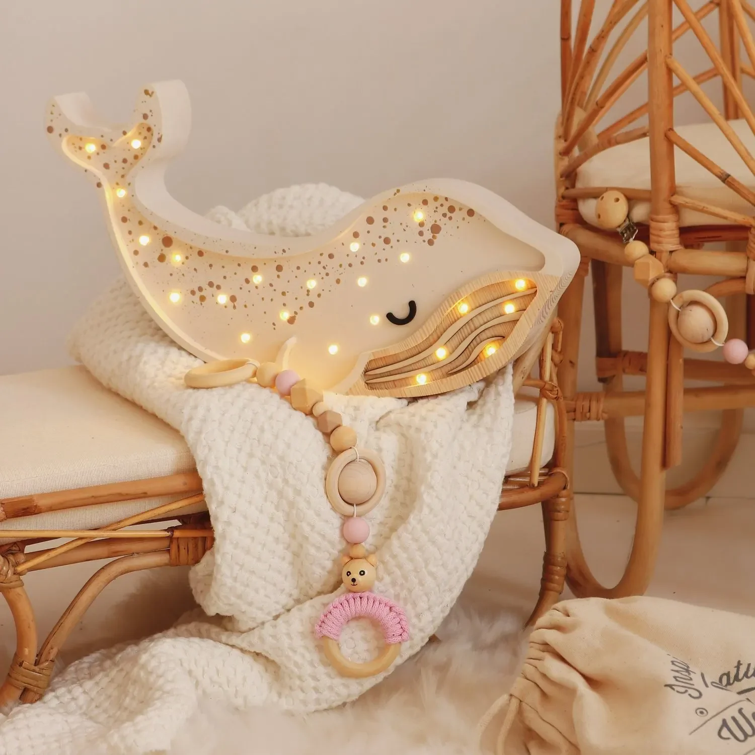 Little-Lights-Nachtlicht-Kinder--Nachtlampe-Walfisch-100--Kiefernholz-natur-99924048_5.jpg