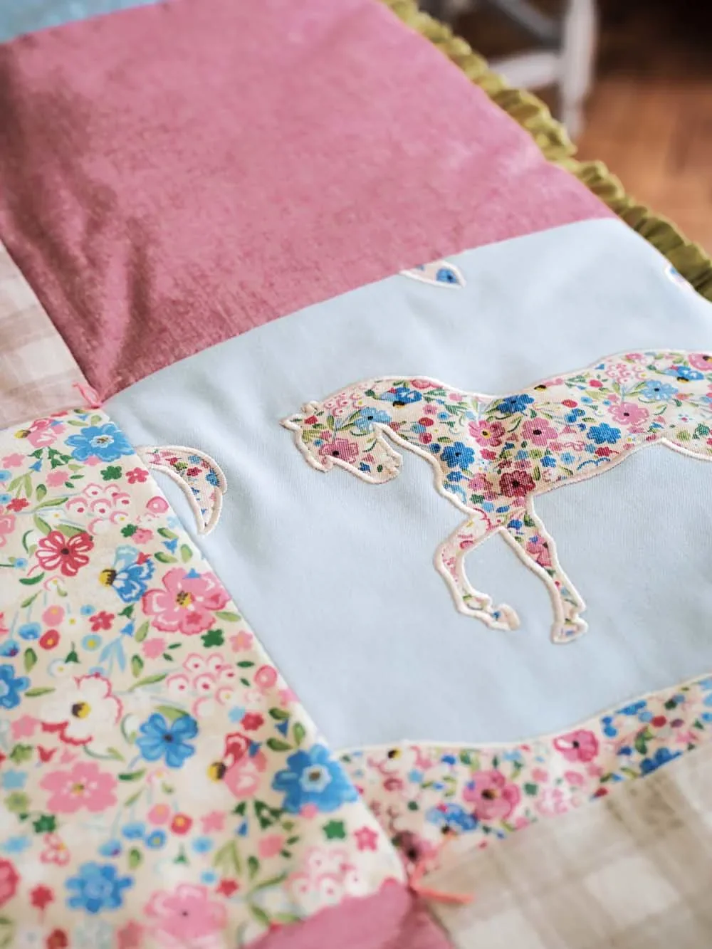 Little-Sanderson-Abracazoo-Motivstoff-Blumenwiese-creme-pink-hellblau-454850_3.jpg