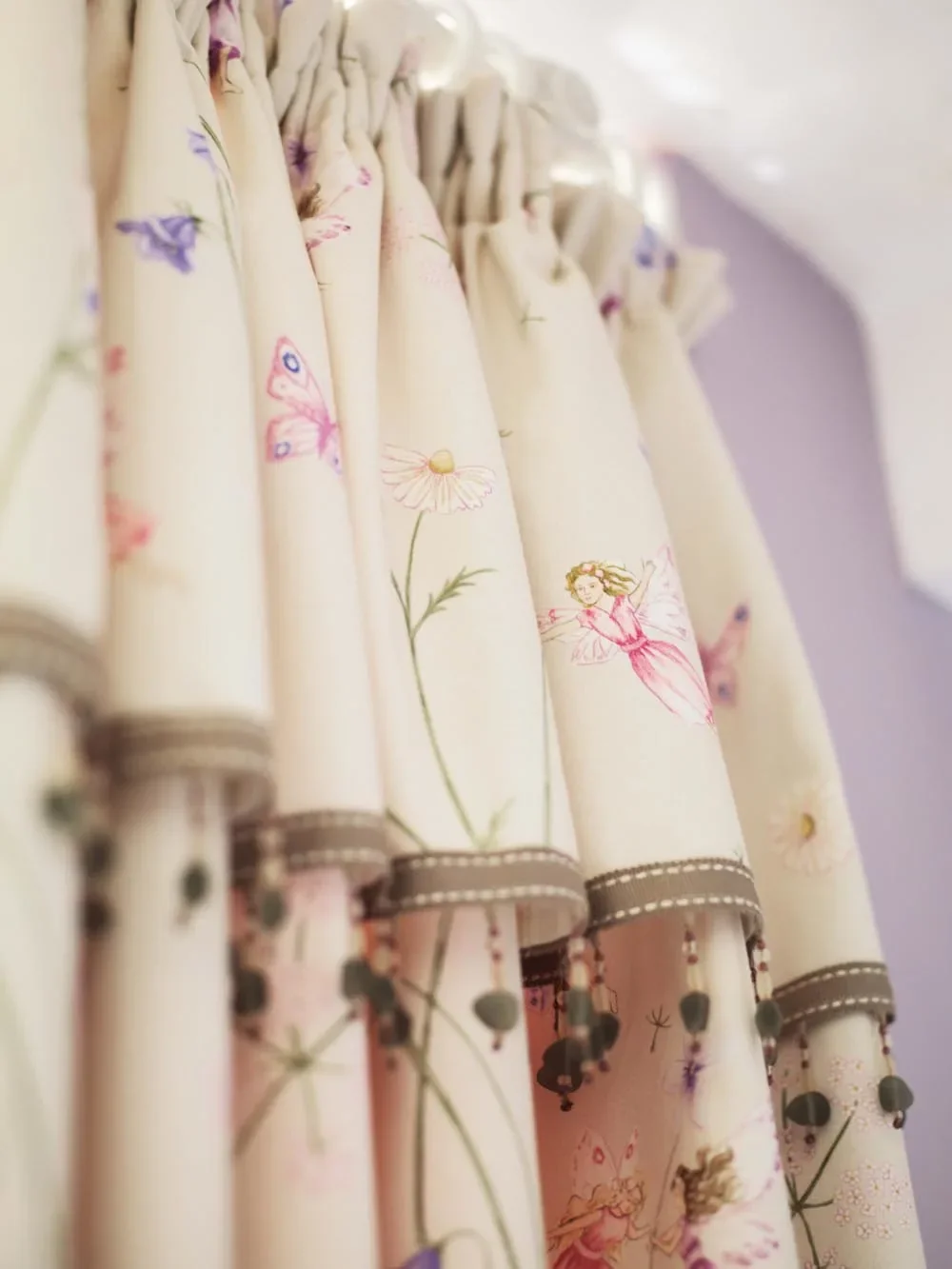 Little-Sanderson-Abracazoo-Motivstoff-Feen-Garten-creme-lila-pink-466730_6.jpg