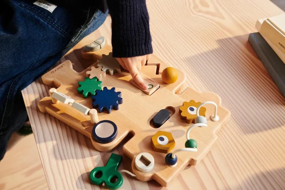 Liewood-Holzspielzeug--Spielbrett-Carola-Roboter--Indigoblau-multi-mix-99932563_4.jpg