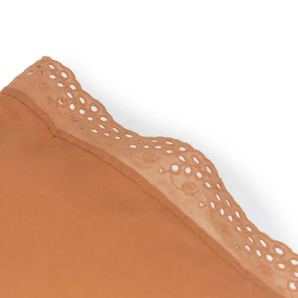 Nobodinoz-Kissen-rechteckig--Vera--Lochstickerei-Sienna-braun-463361_1.jpg