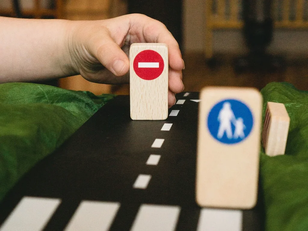 Waytoplay-Verkehrszeichen--Strassensperren-holz-99924722_7.jpg