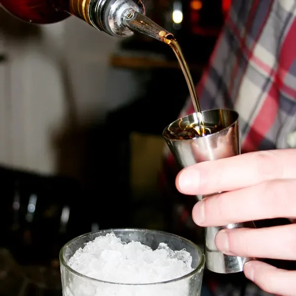 Jigger--Cocktail-Messbecher-Edelstahl--Praezise-Dosierung-fuer-Cocktails-und-Getraenke--35ml-und-50ml--453827_3.jpg