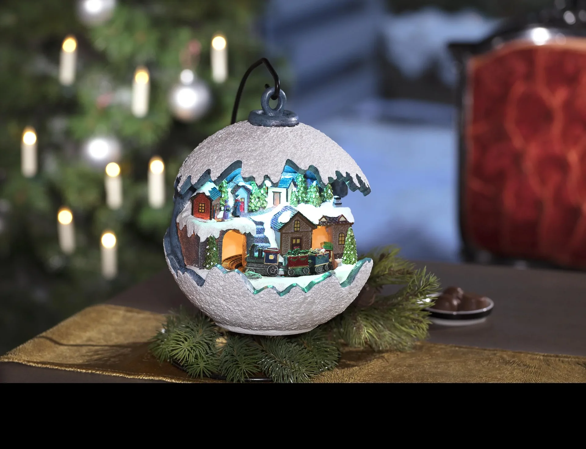 Weihnachtskugel mit fahrendem Zug, LED Licht und Musik - 0