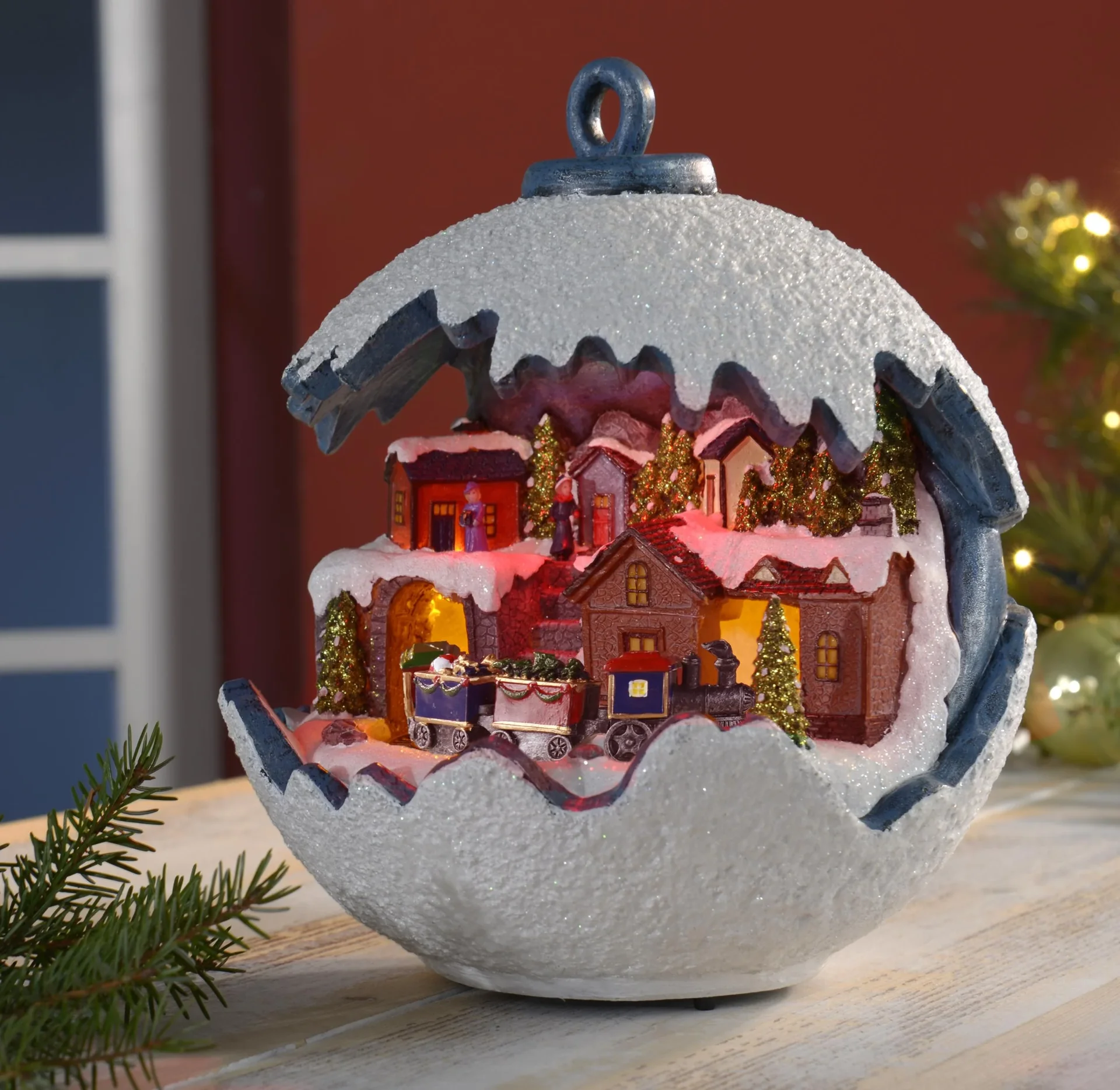 Weihnachtskugel mit fahrendem Zug, LED Licht und Musik - 1