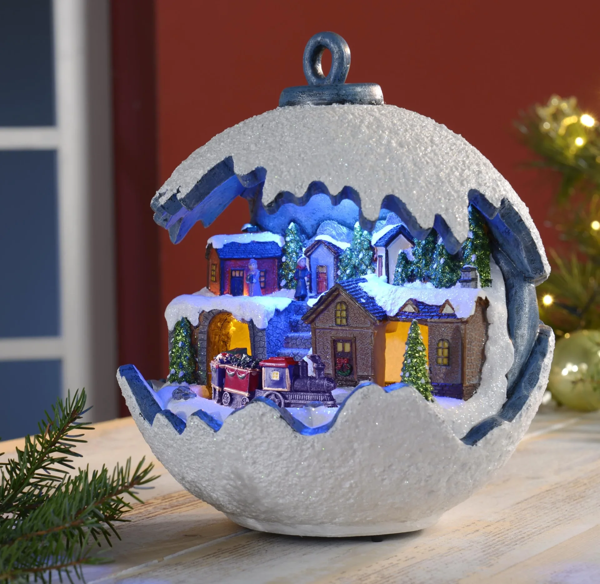 Weihnachtskugel mit fahrendem Zug, LED Licht und Musik - 2