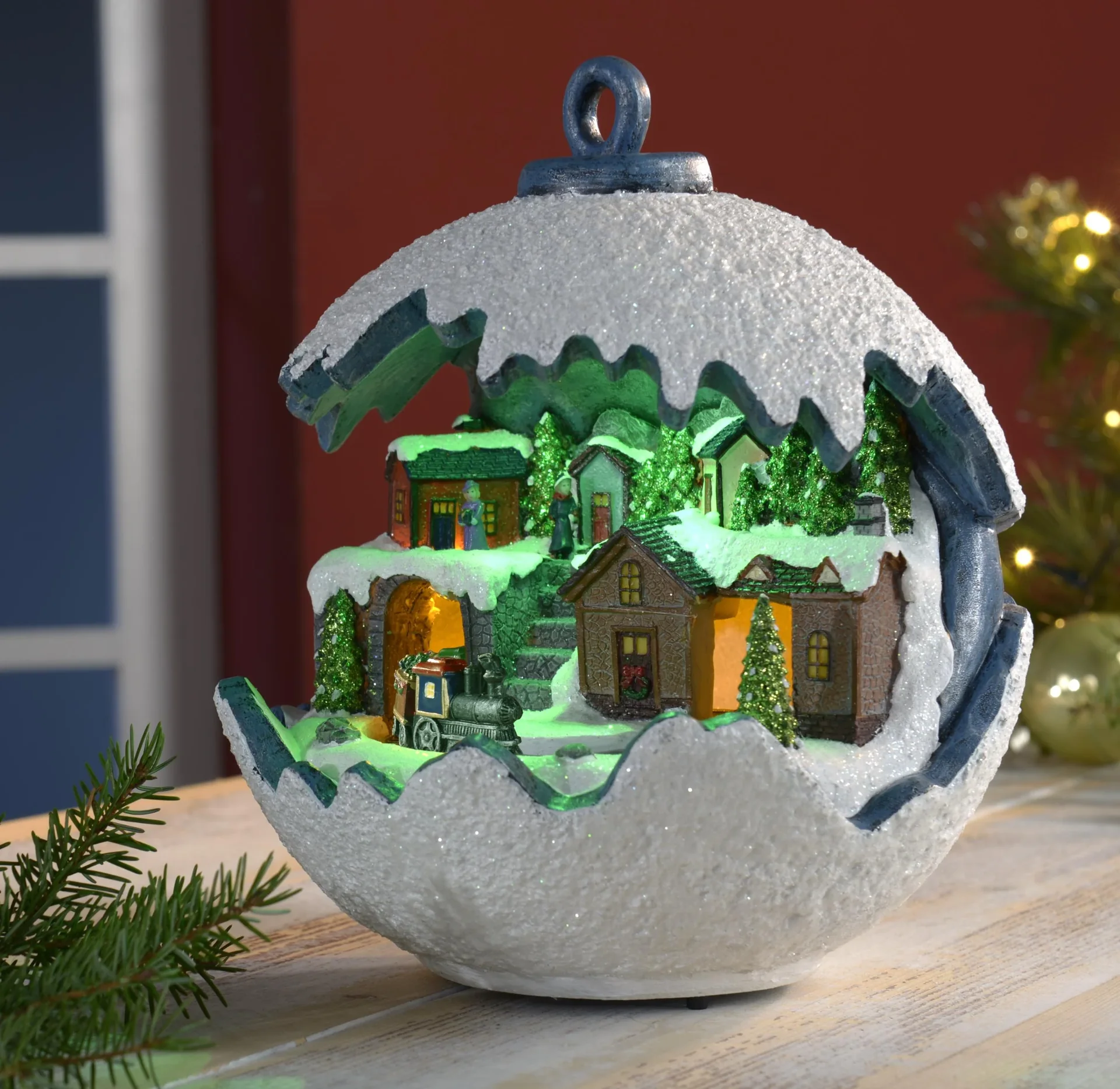 Weihnachtskugel mit fahrendem Zug, LED Licht und Musik - 4