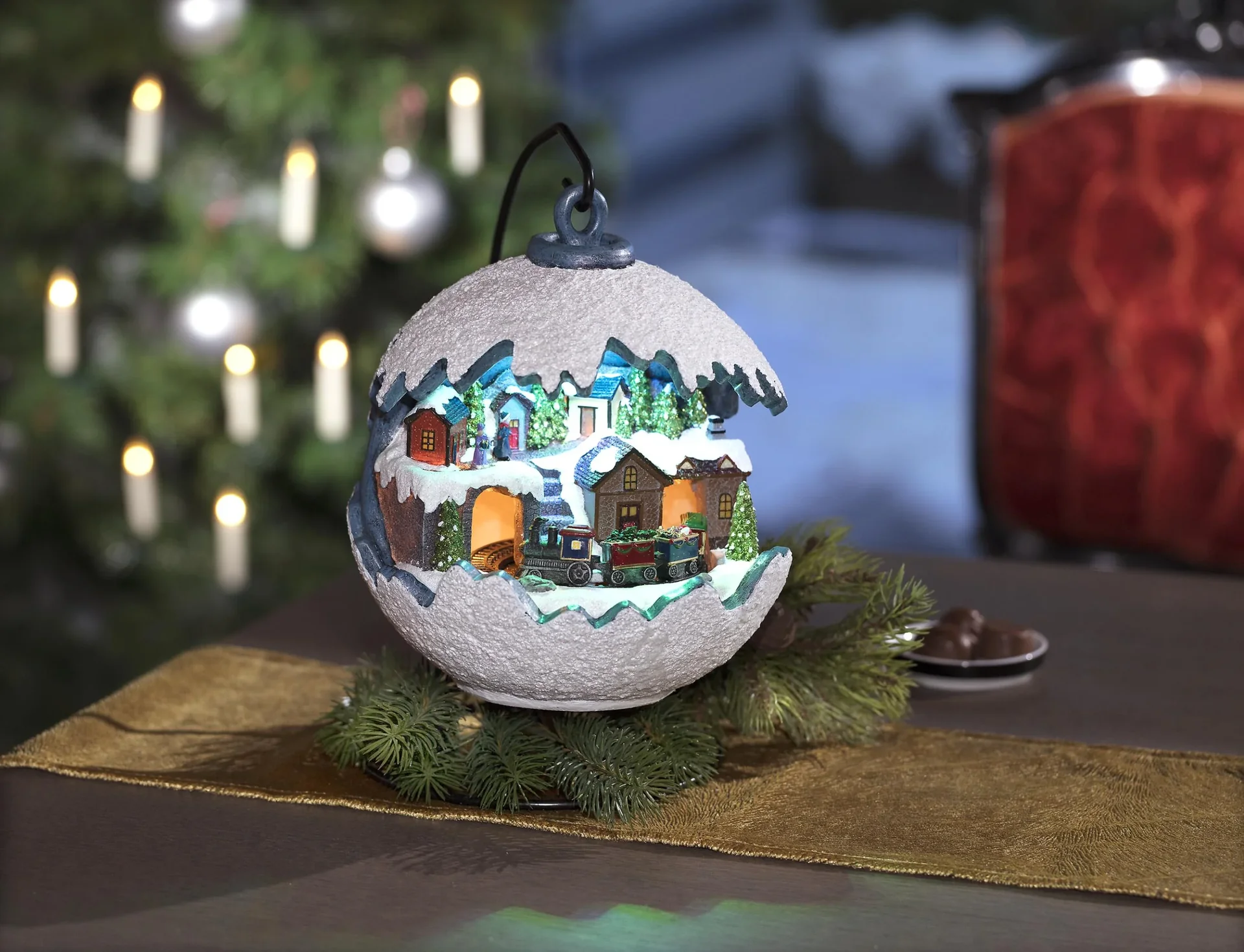 Weihnachtskugel mit fahrendem Zug, LED Licht und Musik - 5