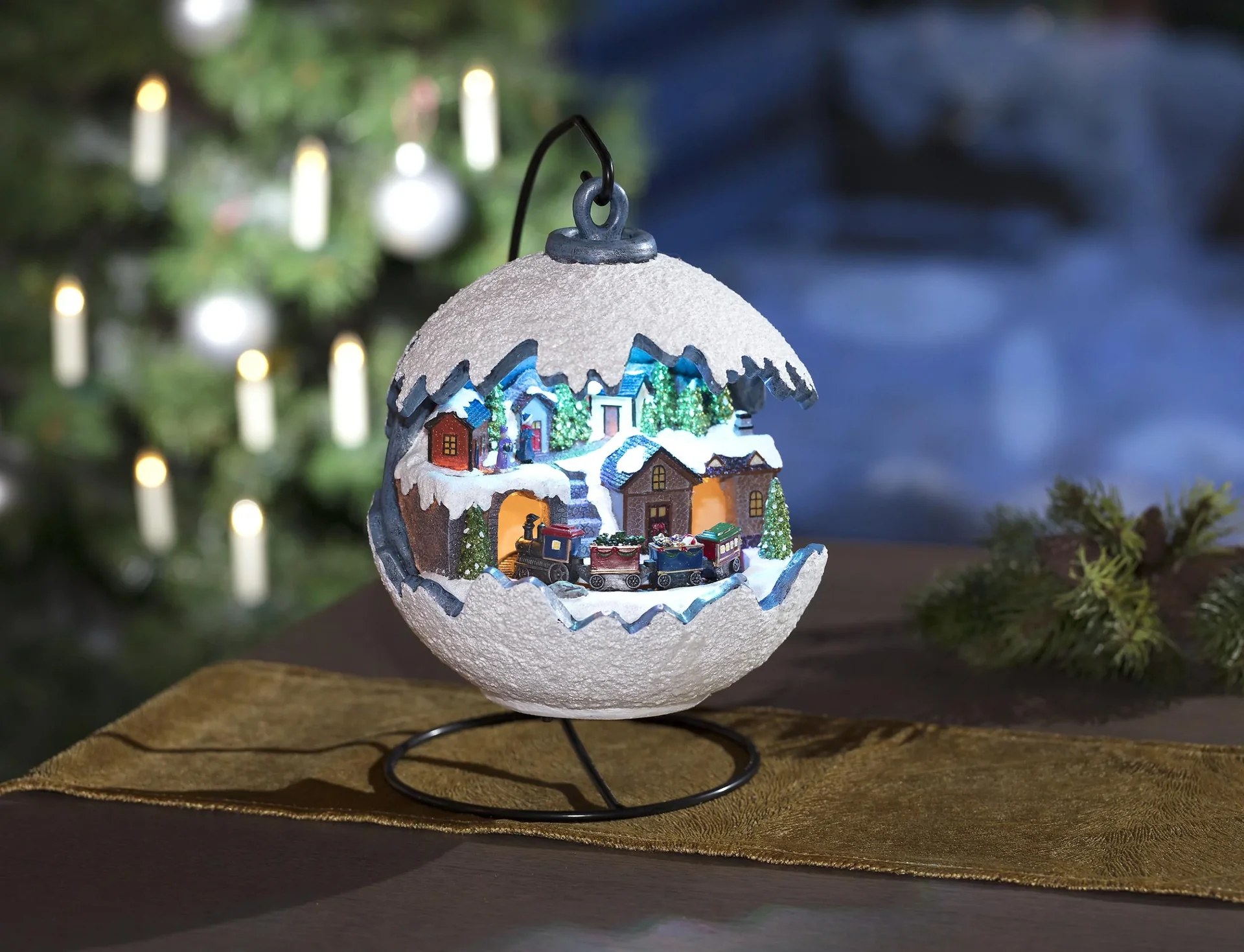 Weihnachtskugel mit fahrendem Zug, LED Licht und Musik - 6