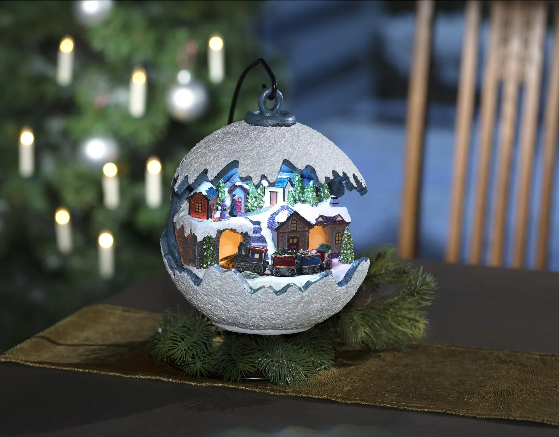 Weihnachtskugel mit fahrendem Zug, LED Licht und Musik - 7