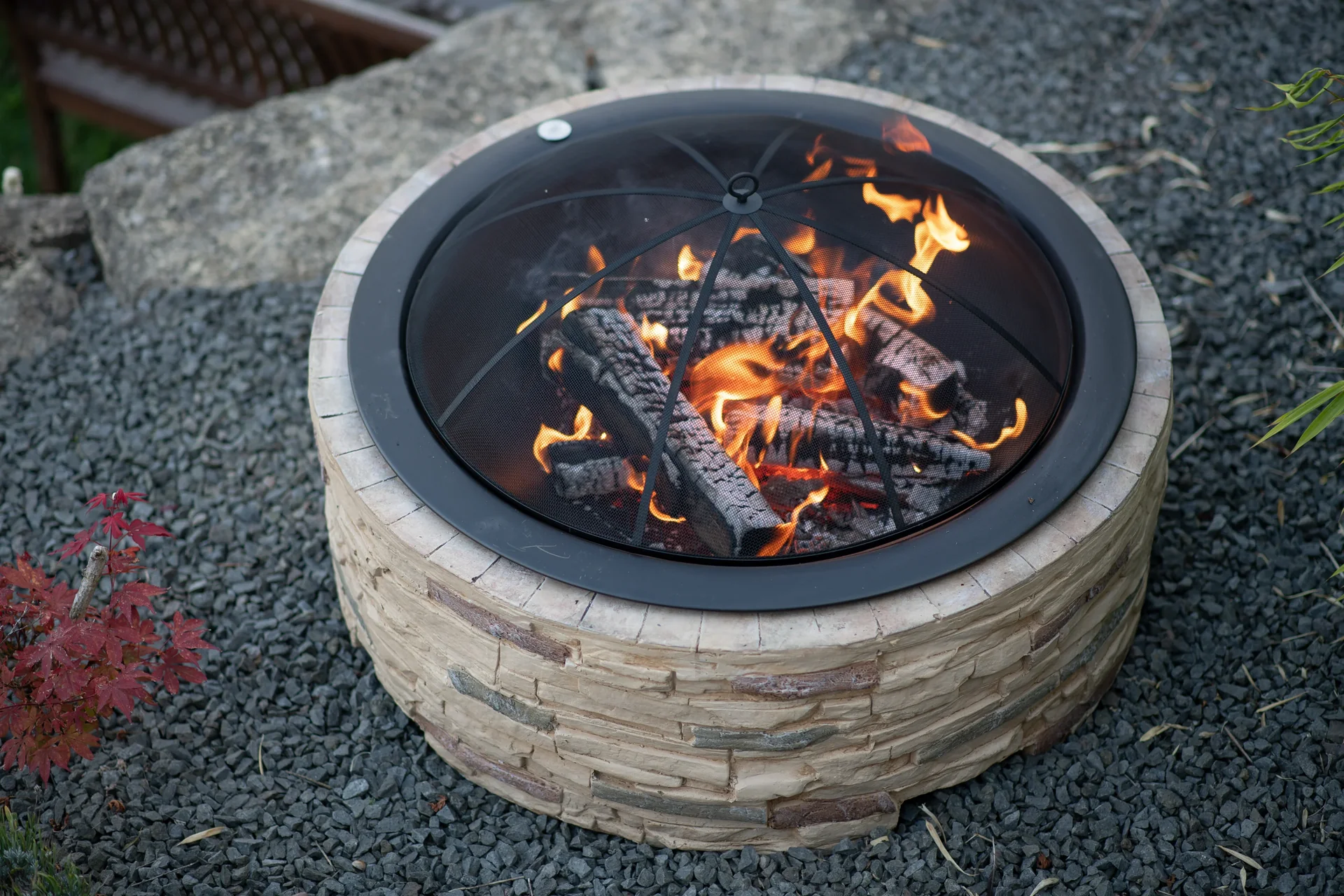 Feuerstelle Steinoptik mit Abfanggitter - 2