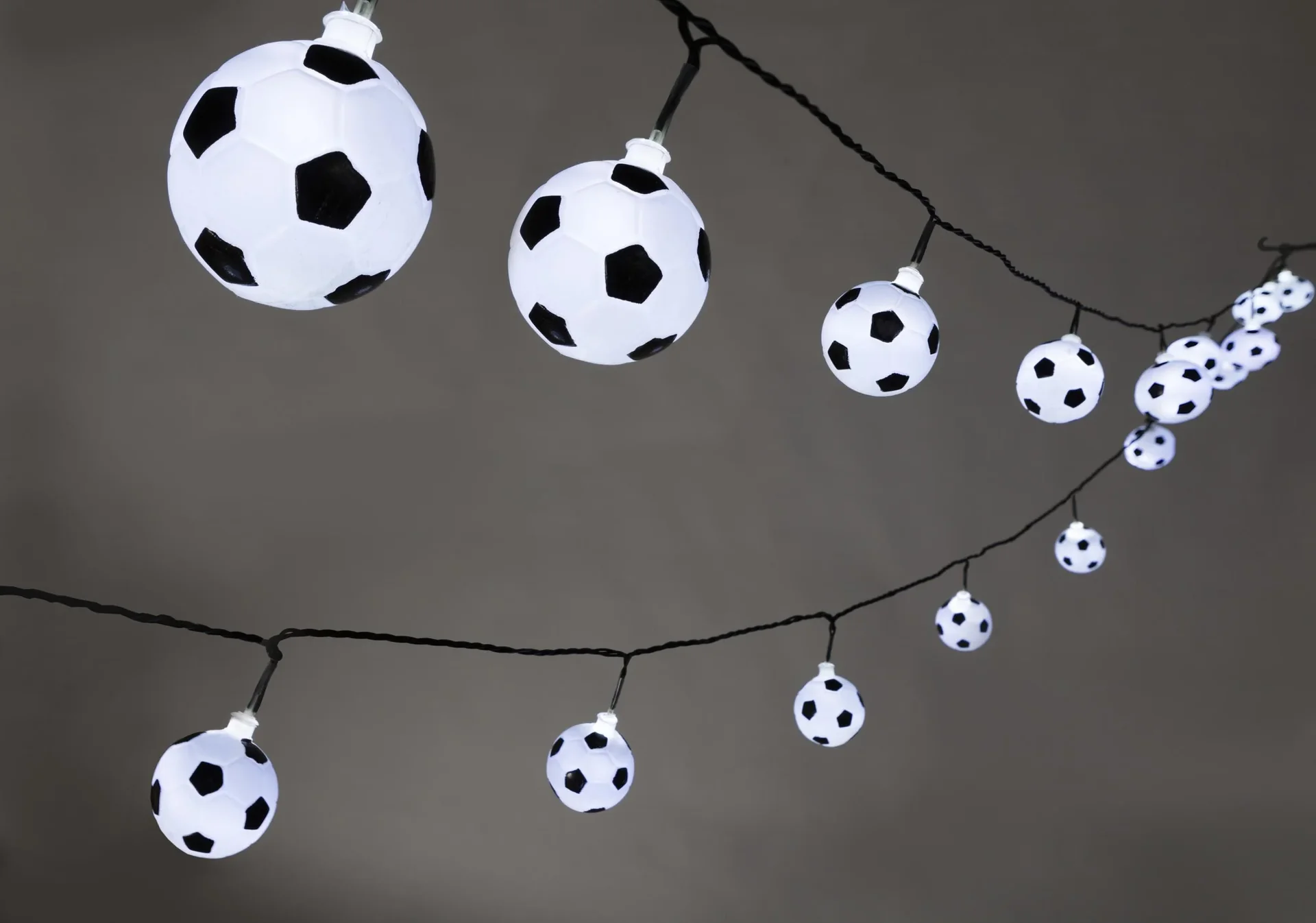 Solar Erdmännchen Figur "Miro" und LED Lichterkette mit 50 Fußbällen - 5