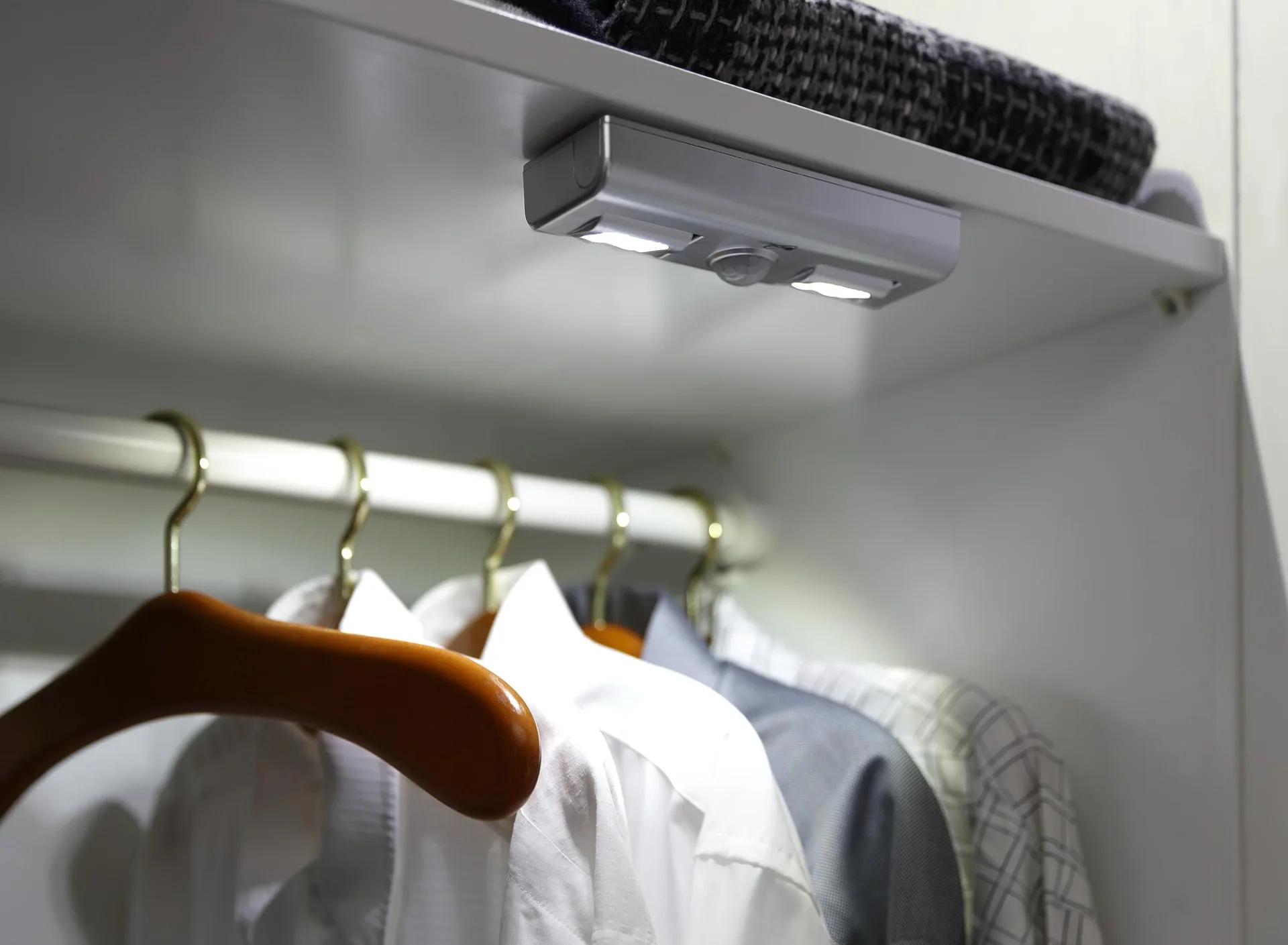 LED Batterieleuchte mit 2x4 LEDs (schwenkbar) und Bewegungssensor - 0